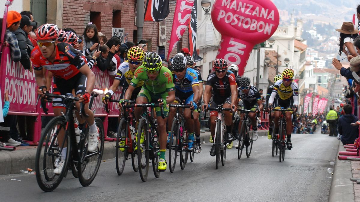 Ciclistas compitiendo en una carrera en Colombia
