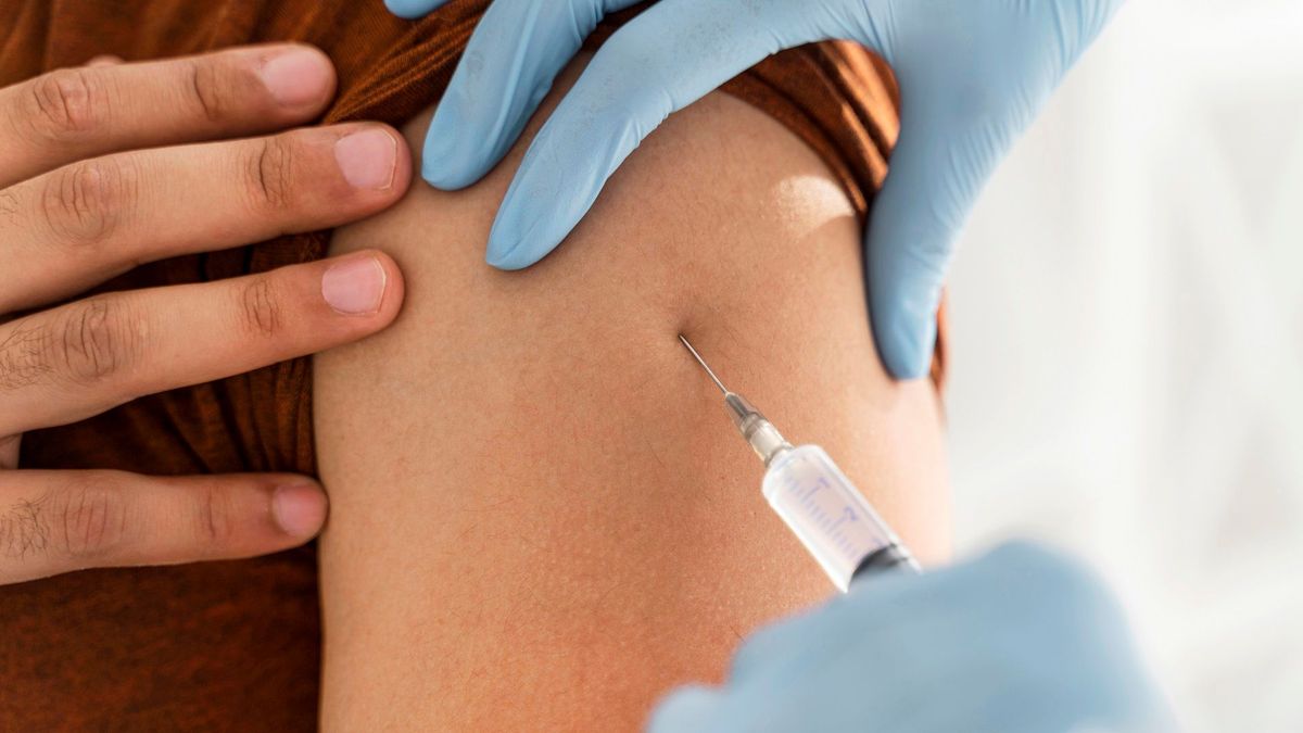 Persona vacunándose contra el sarampión