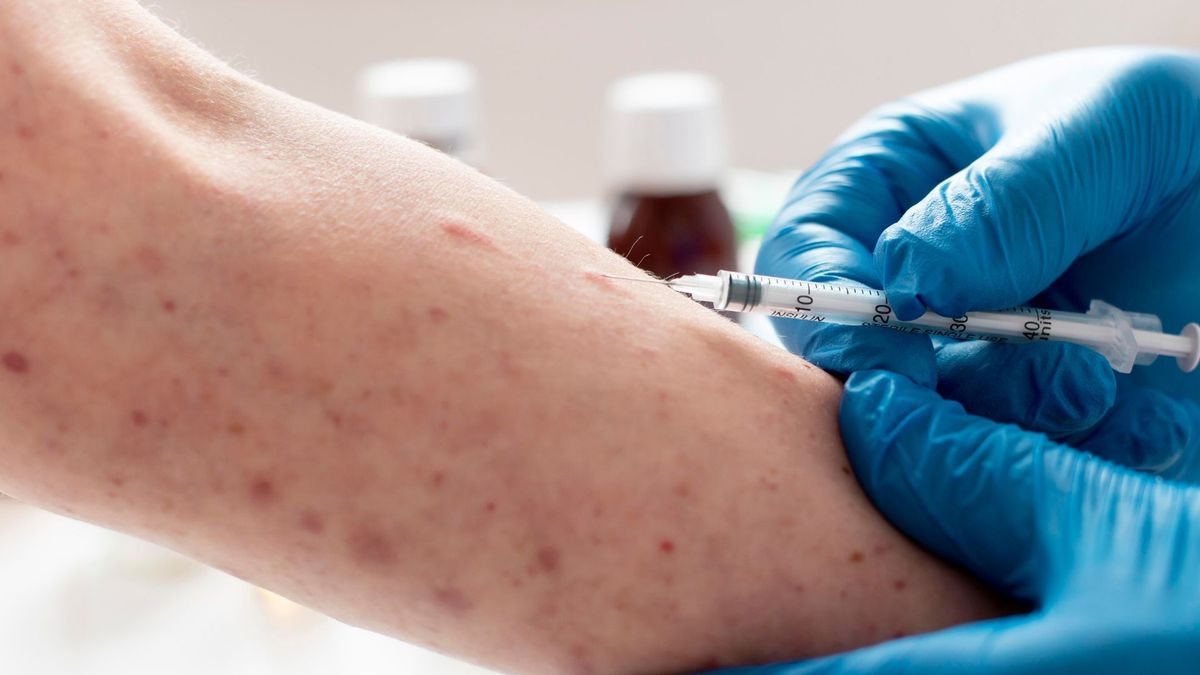 Persona vacunándose contra el sarampión