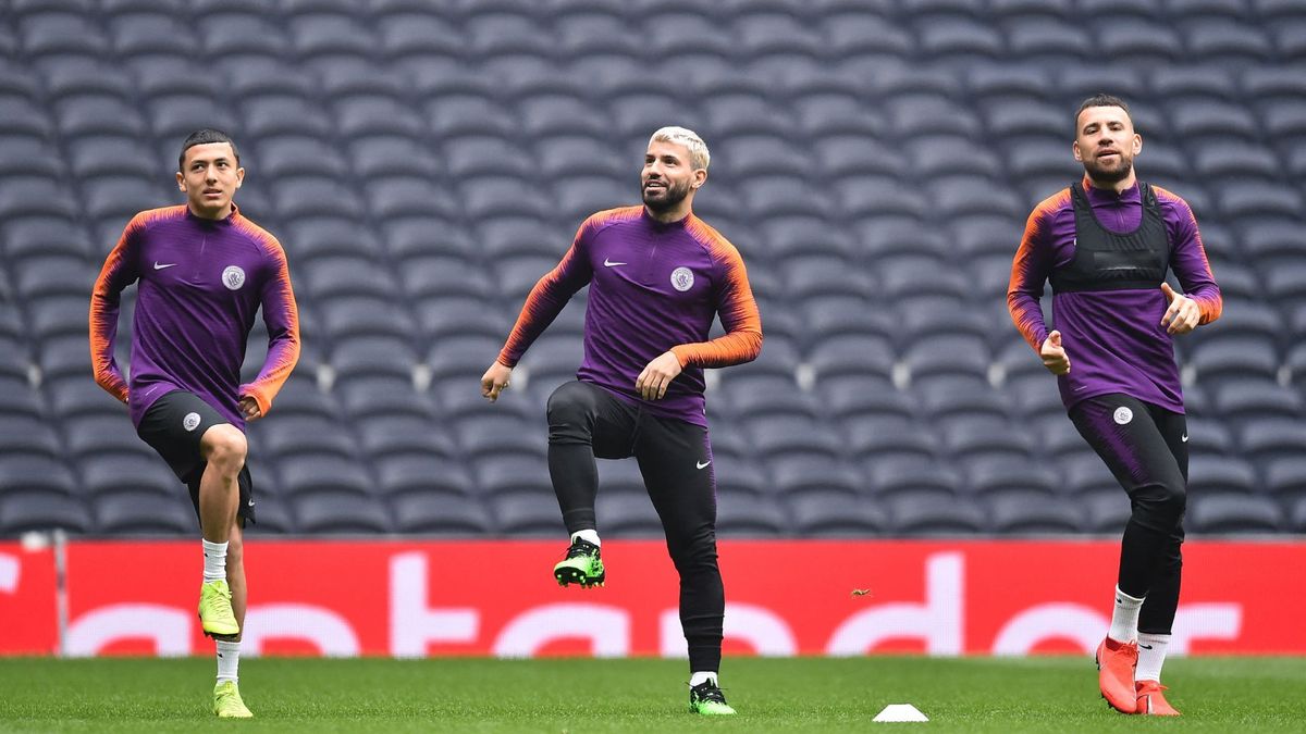 Ian Carlo Poveda entrenando con el Kun Agüero y Nicolás Otamendi en el Manchester City