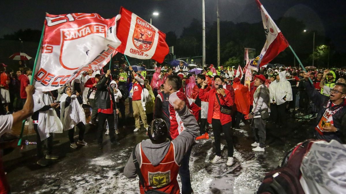 Hinchas de Santa Fe celebrando en Bogotá