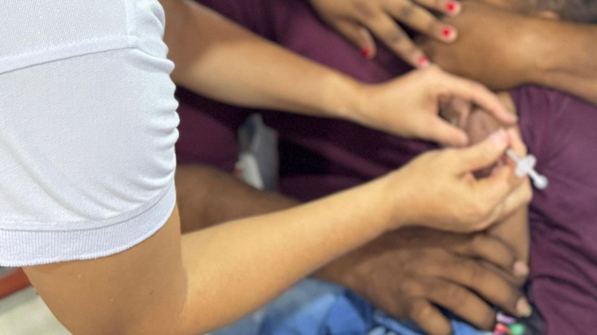 Hombre vacunándose contra el sarampión