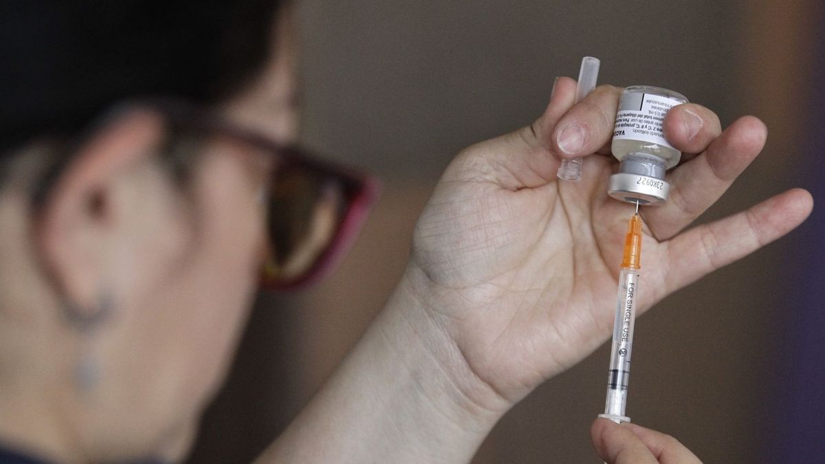 Enfermera preparando una dosis de vacuna contra la fiebre amarilla