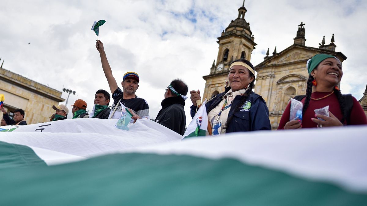 Ciudadanos manifestándose en la Plaza de Bolívar