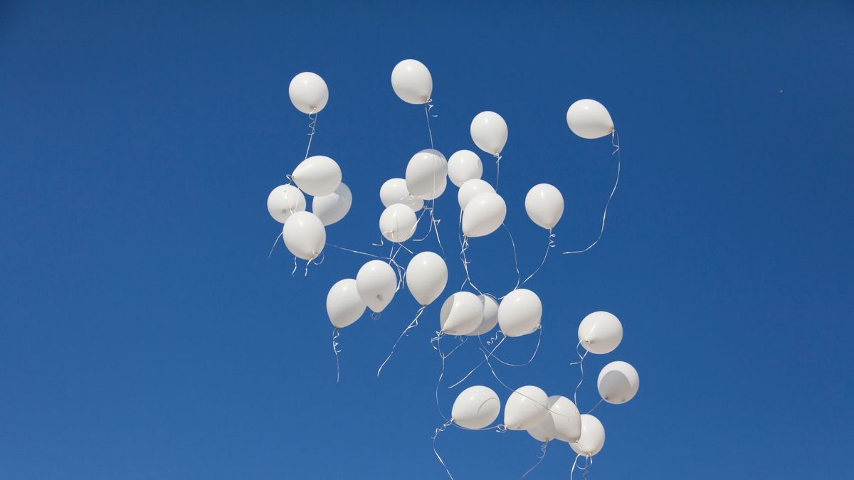 Globos blancos tirados al cielo