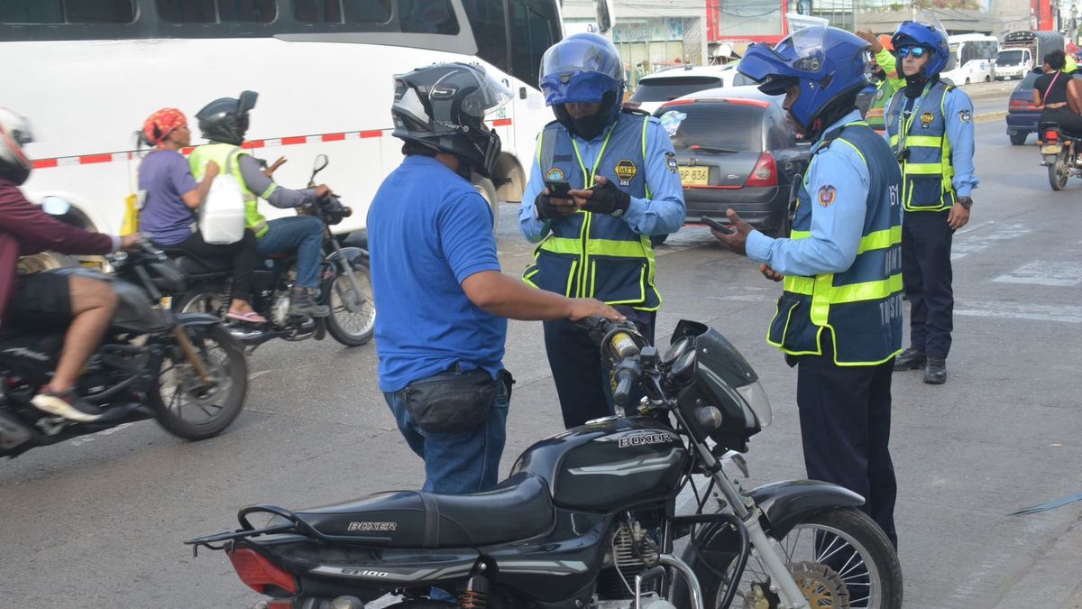 Agentes del DATT en Cartagena en controles de tránsito