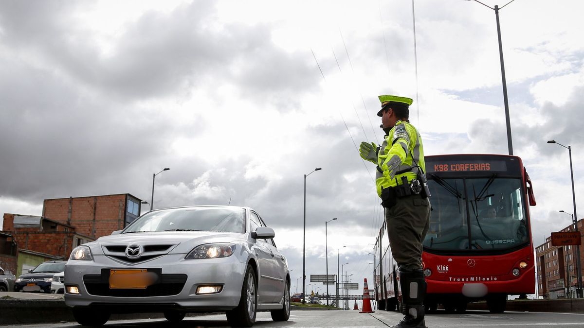 Agente de tránsito controlando la movilidad en Bogotá