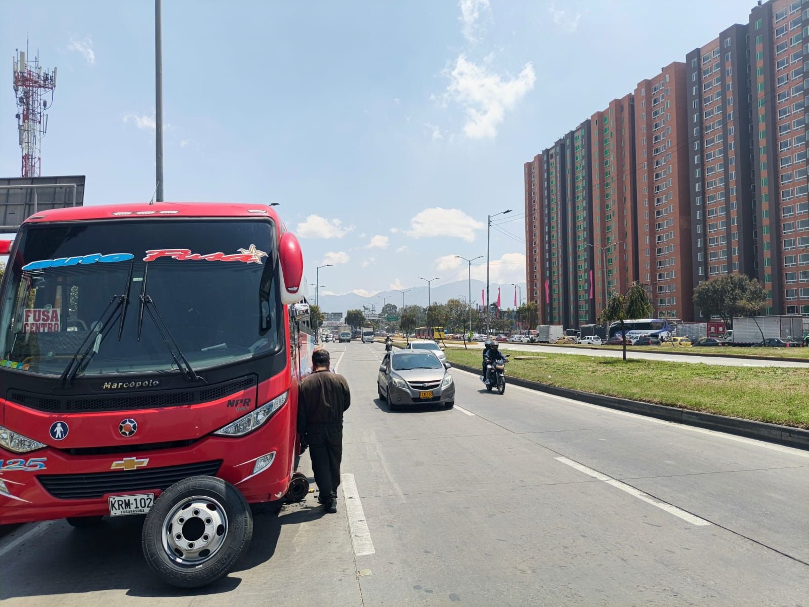 Bus varado en autopista Sur