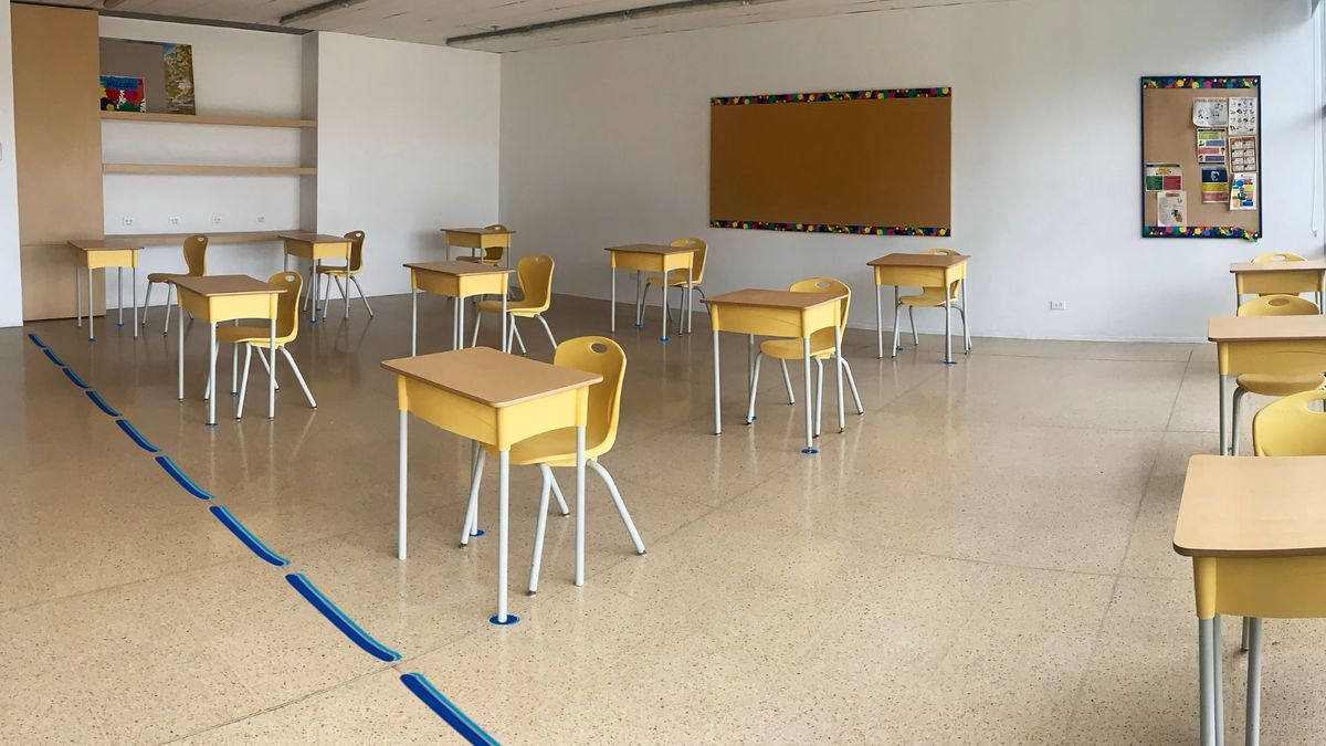 Pupitres y sillas de un salón de clases de colegio