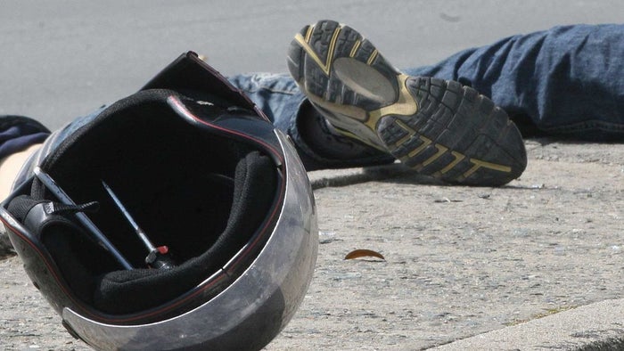 Casco de motociclista tirado en el piso tras accidente de tránsito