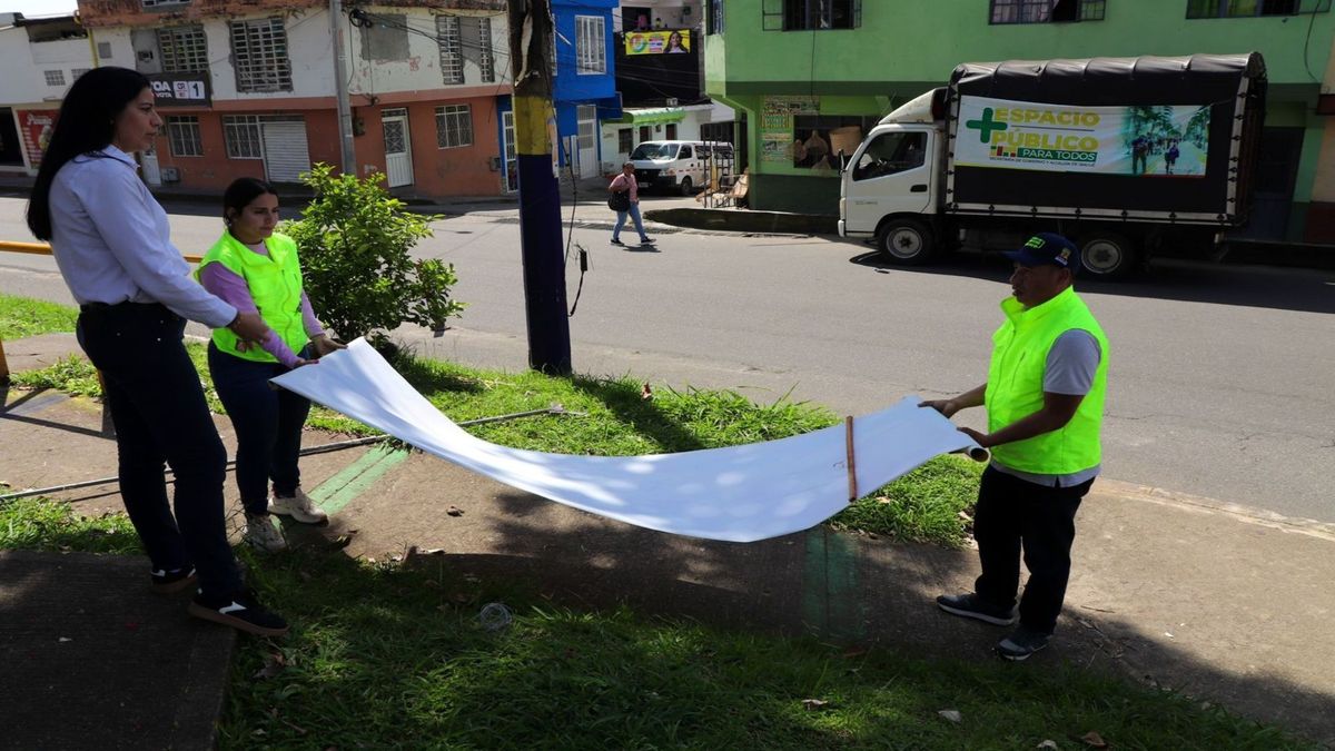 Funcionarios desmontando publicidad política del espacio público