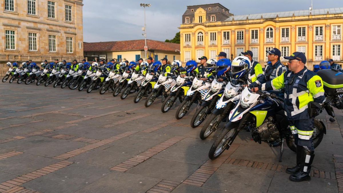 Agentes de tránsito recibiendo las nuevas motocicletas