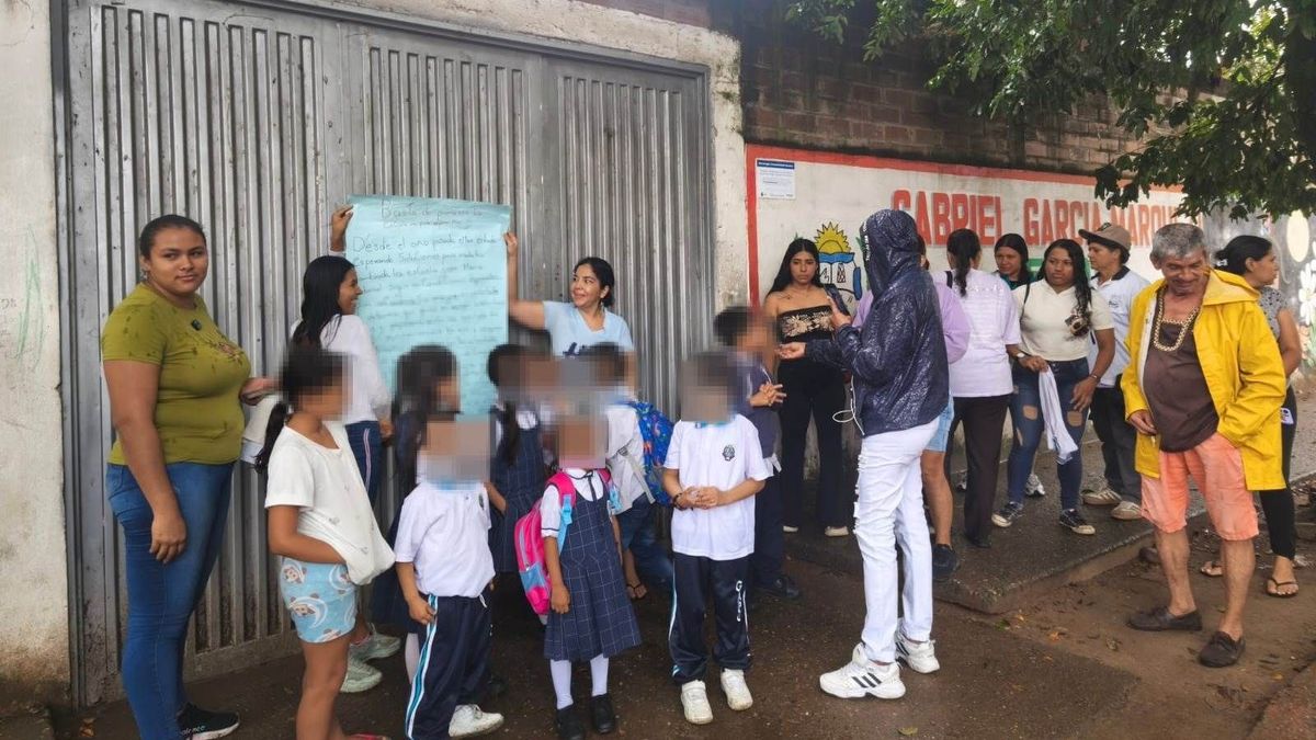 Protesta padres de colegio en Neiva