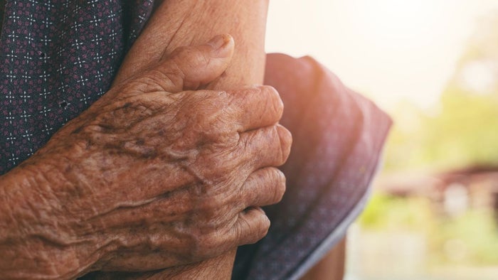 Manos de una adulta mayor
