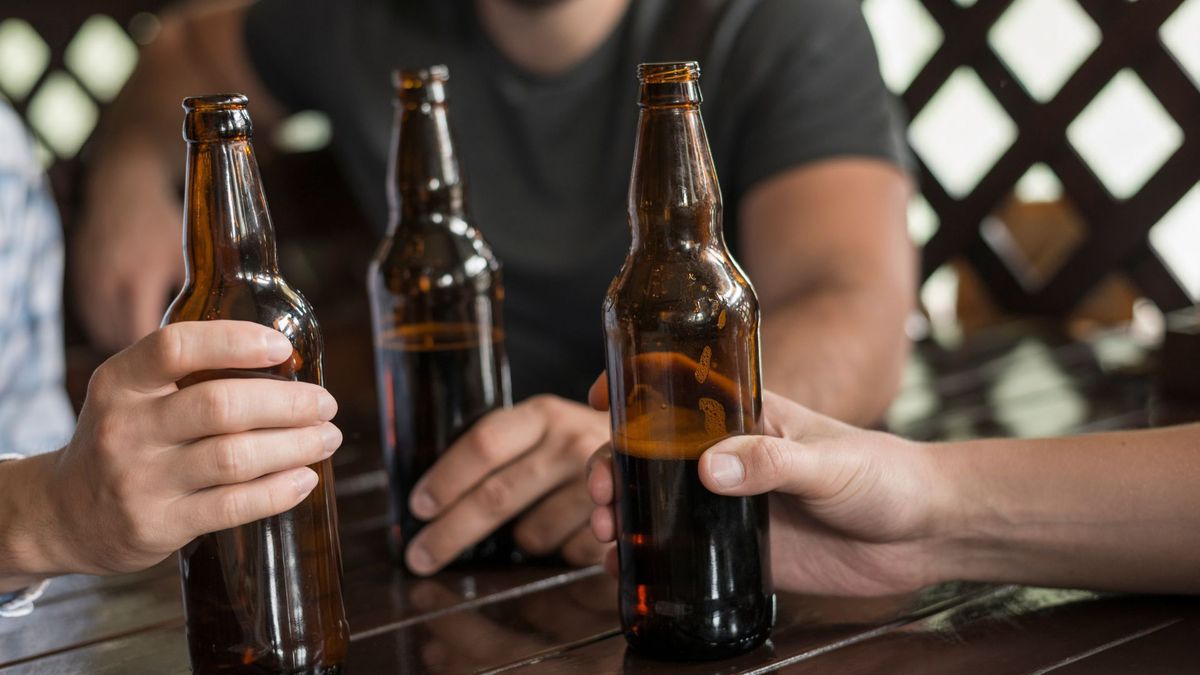 Hombres tomando cerveza en un bar