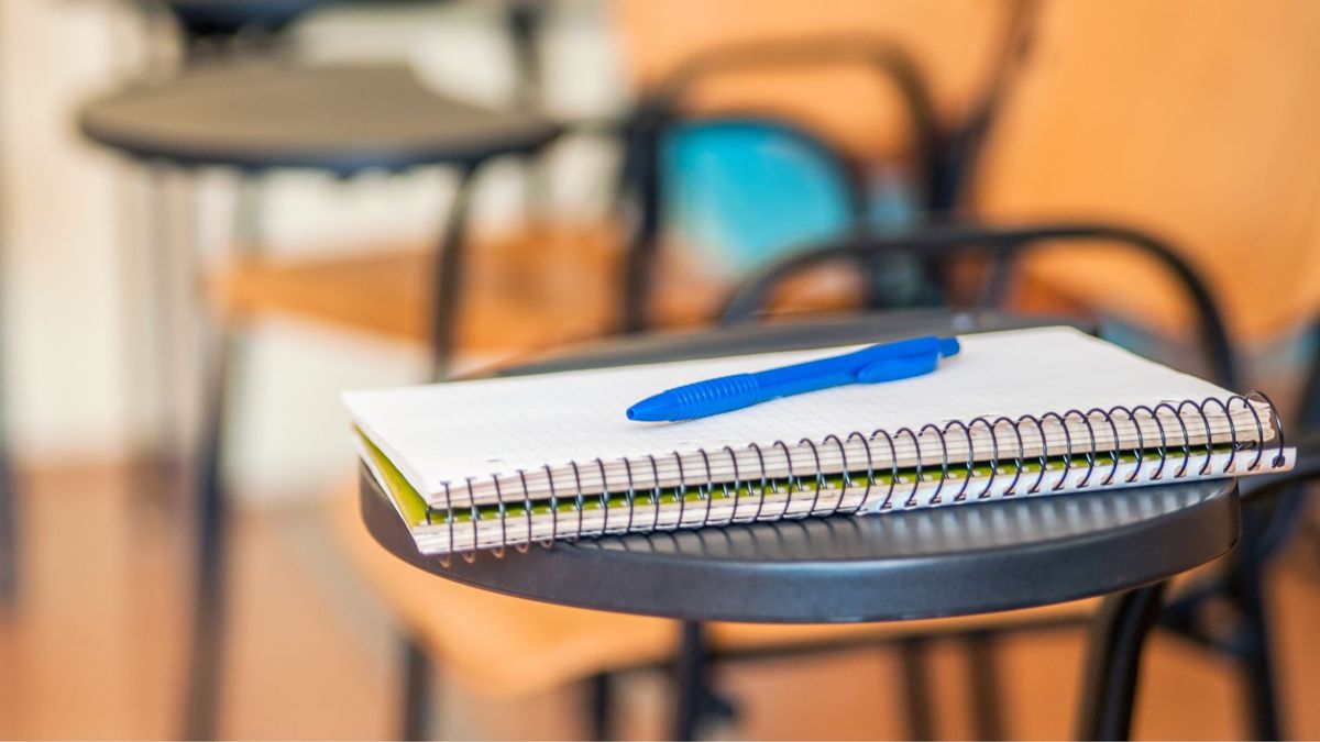Pupitre vacío en un salón de clases