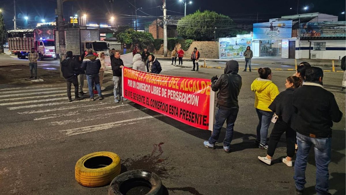 Manifestantes bloqueando la vía en Chía