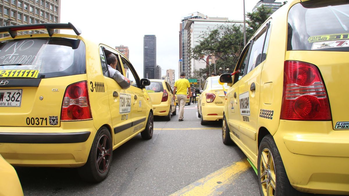Taxis parqueados en la calle