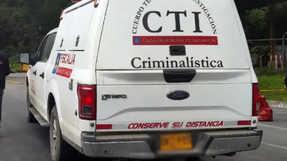 Ataque sicarial en el centro de Medellín deja un muerto y un herido dentro de un vehículo