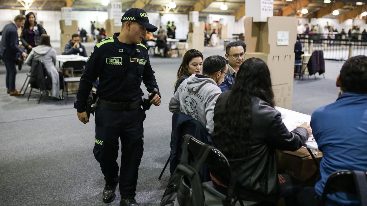 Policía vigilando mesas de votación