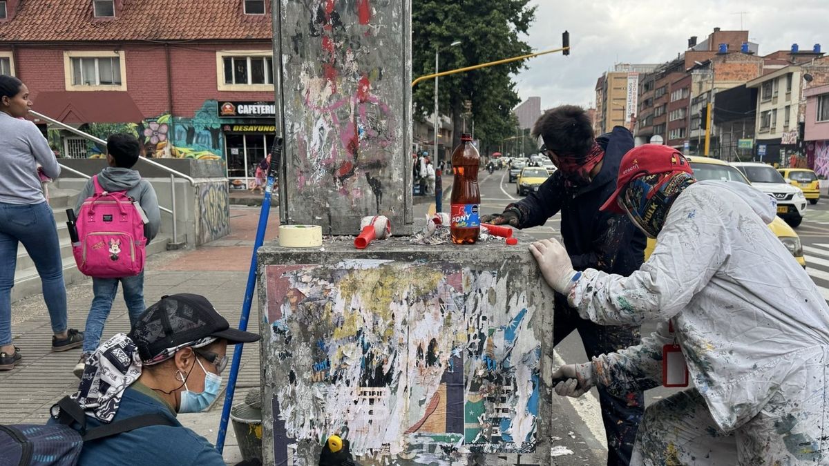 ¡A barrer, políticos! Lucía Bastidas los puso a limpiar sus afiches en Bogotá