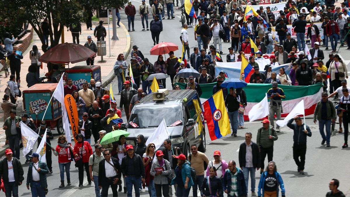 Personas movilizándose en las calles de Bogotá