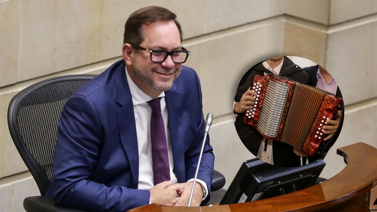 Lidio García con un acordeón vallenato
