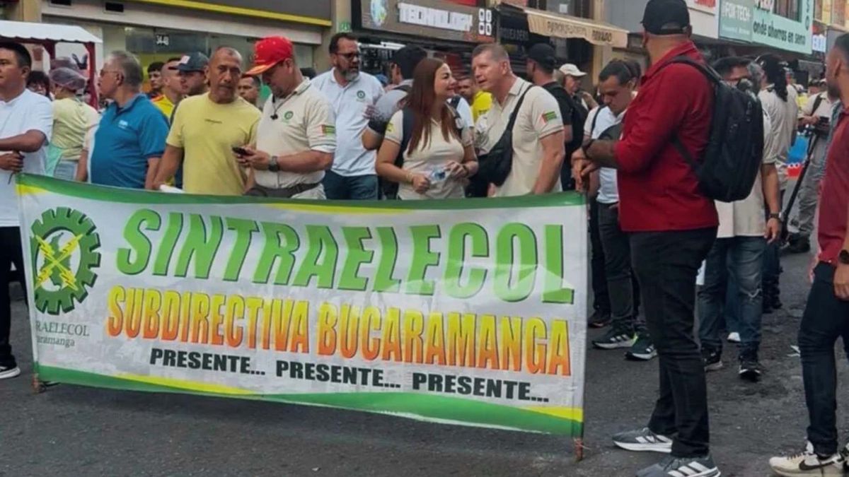 Marcha de Sintraelecol en Bucaramanga en apoyo a la negociación laboral con la Electrificadora de Santander.