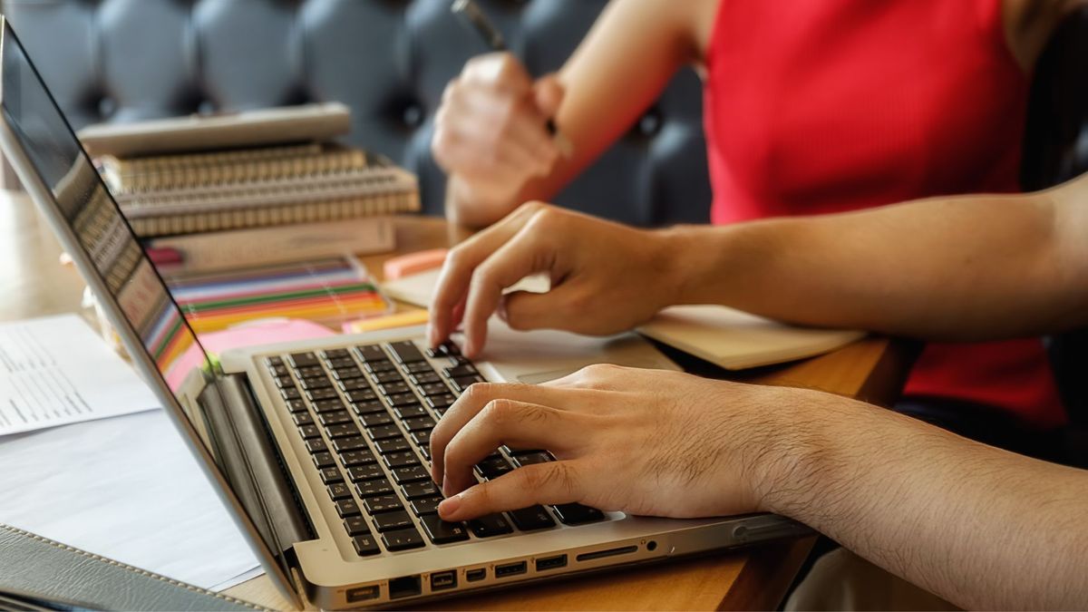 Ciudadanos estudiando en un computador