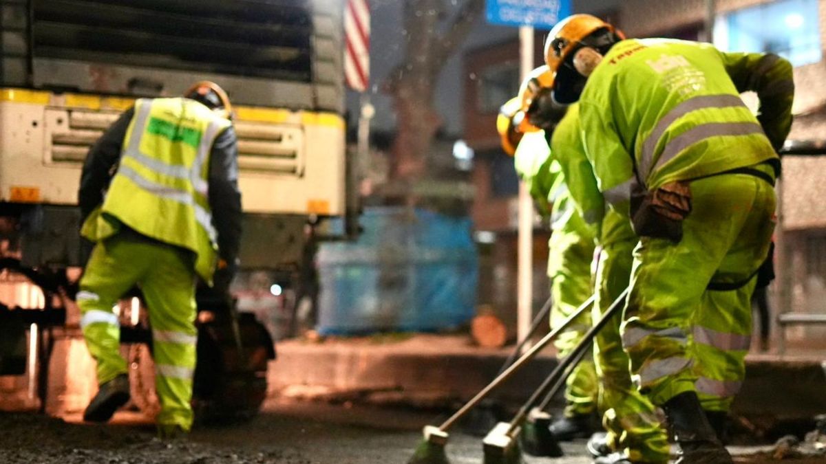 IDU trasnocha en la Primero de Mayo para tapar los huecos carros la tienen fácil