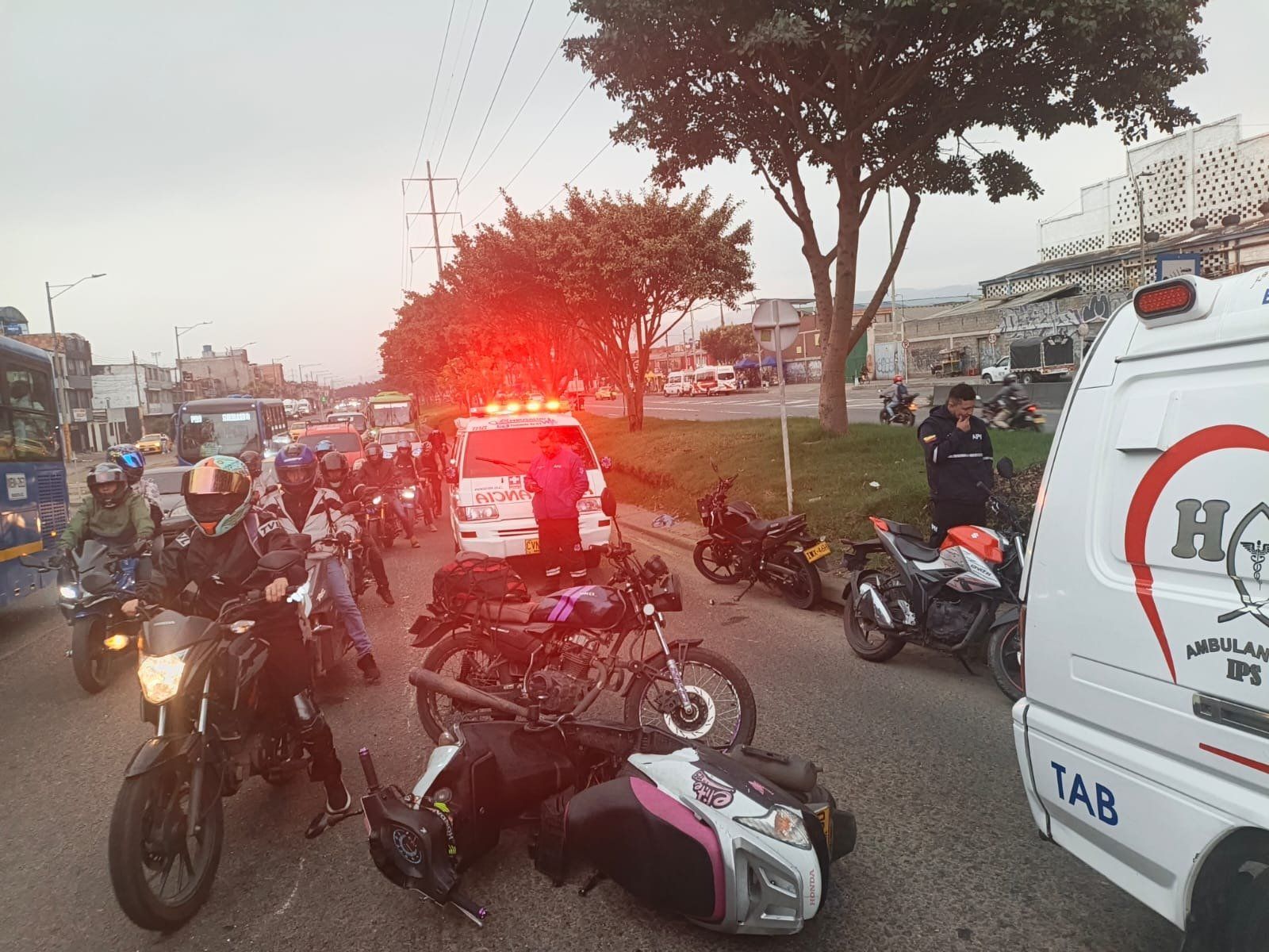 Choque múltiple de tres motos en Kennedy