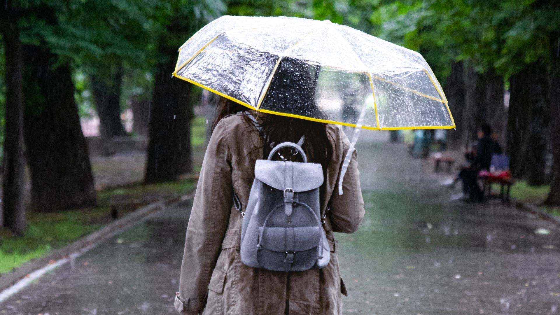 Mujer bajo la lluvia 
