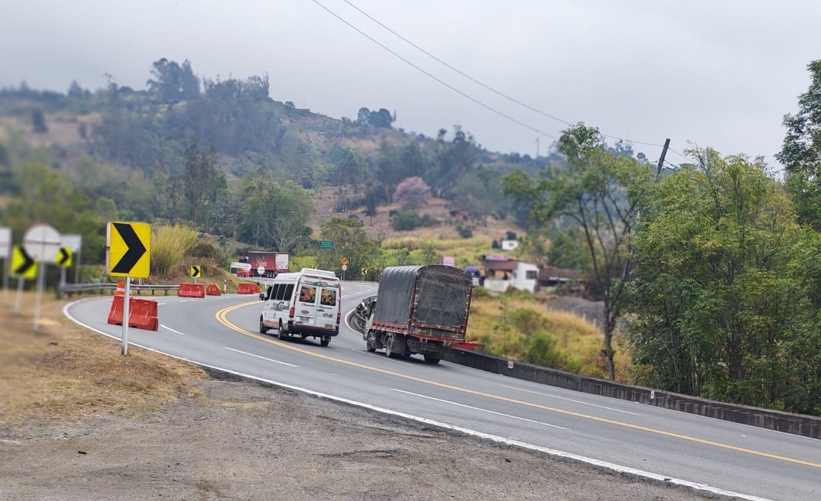 Reportan reducciones de carril en la vía al Llano
