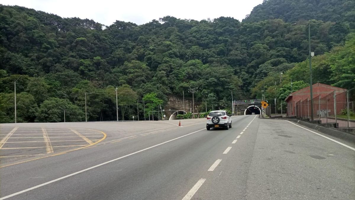 Carro transitando por la vía al Llano