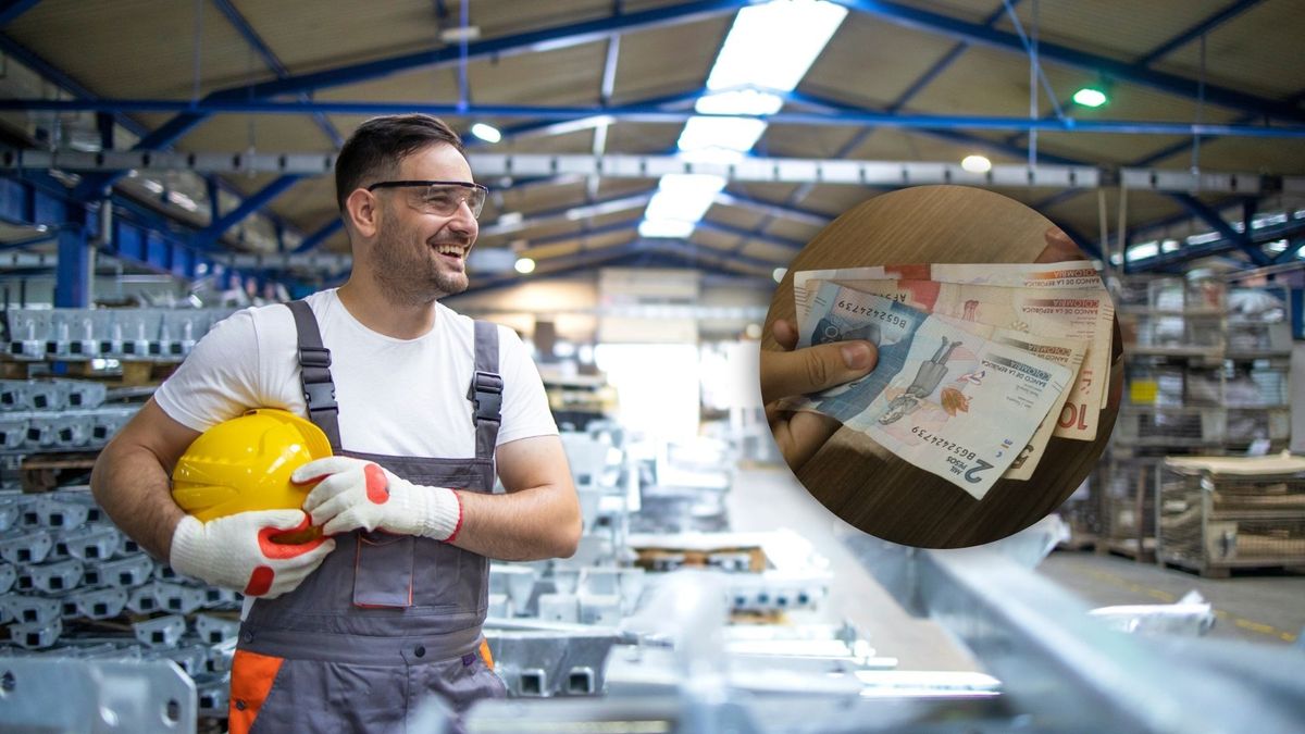 Hombre trabajando en una fábrica y unos billetes colombianos