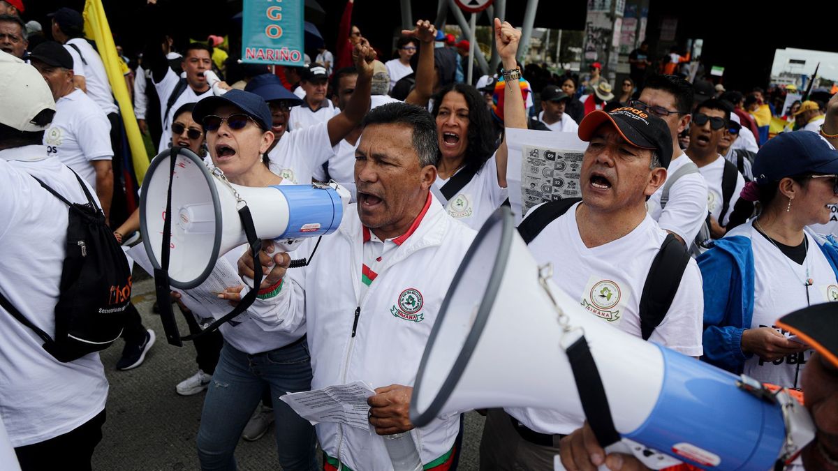 Profesores marchando en una manifestación