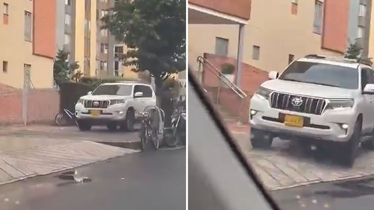 Conductor imprudente manejando por un andén