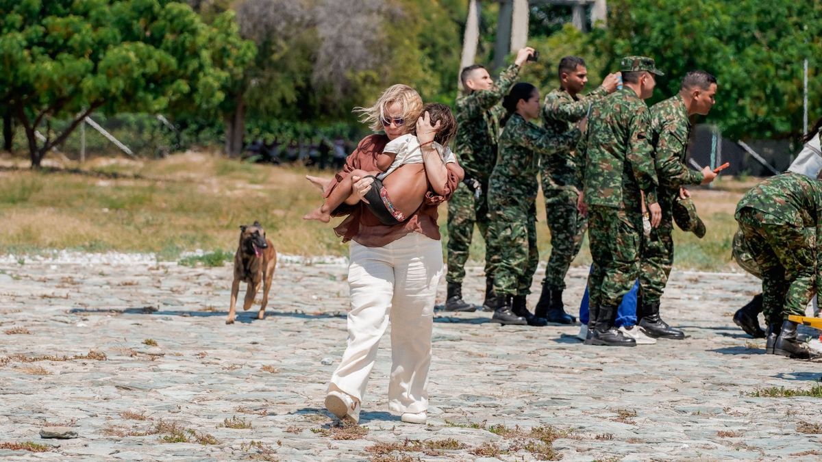 Traslado de menores indígenas heridos en los combates de la Sierra Nevada
