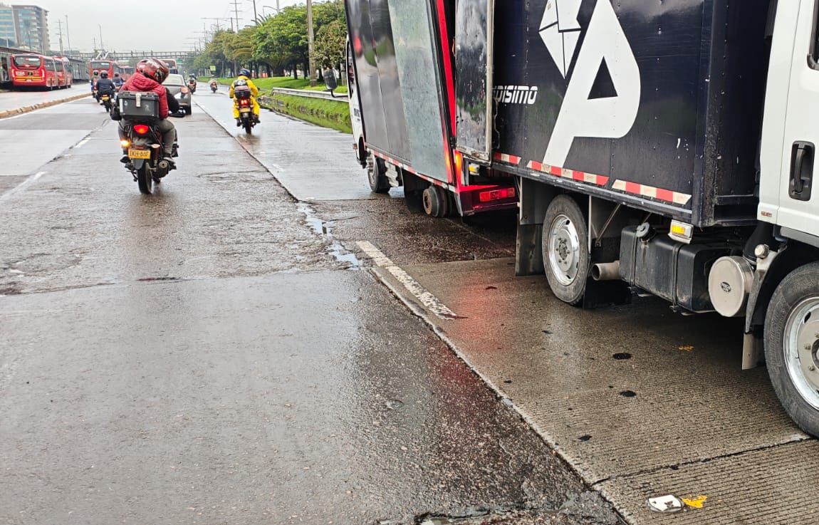 Camión varado en la Autonorte