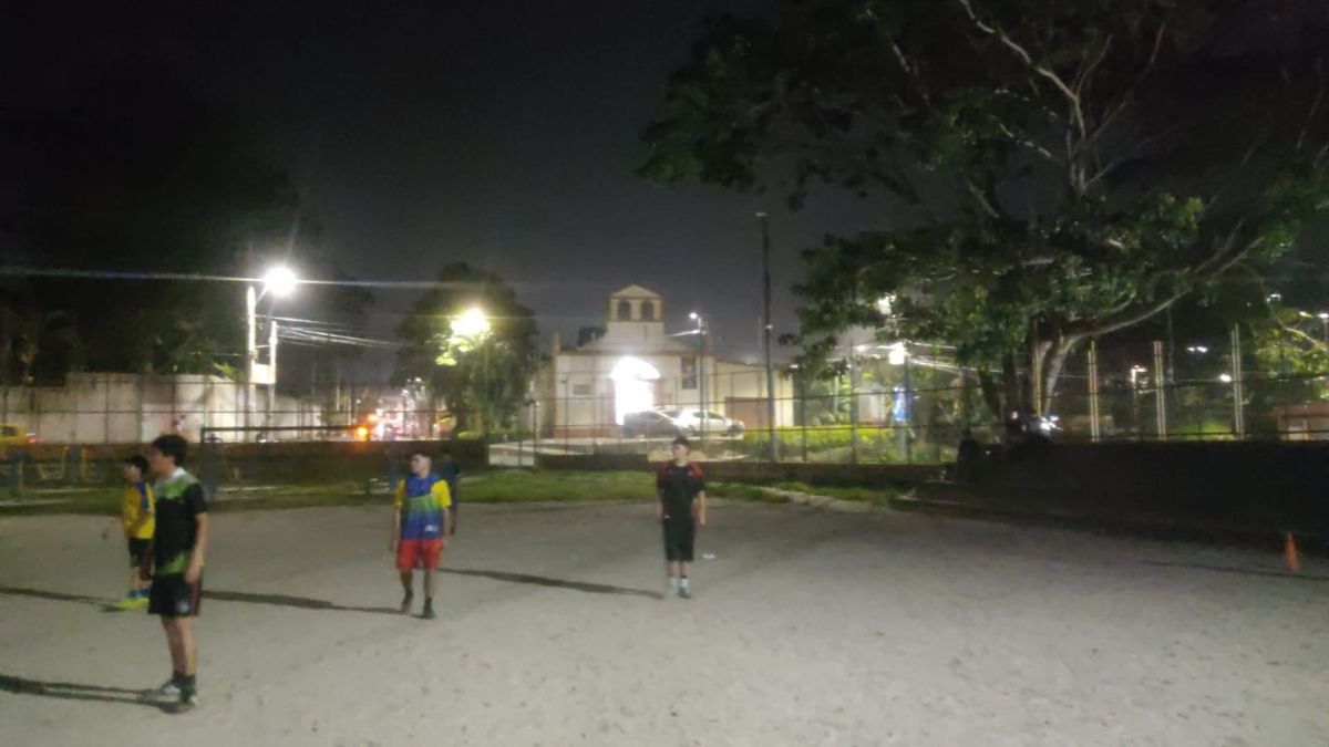 Más de 120 niños entrenan fútbol sin agua ni luz en Ibagué