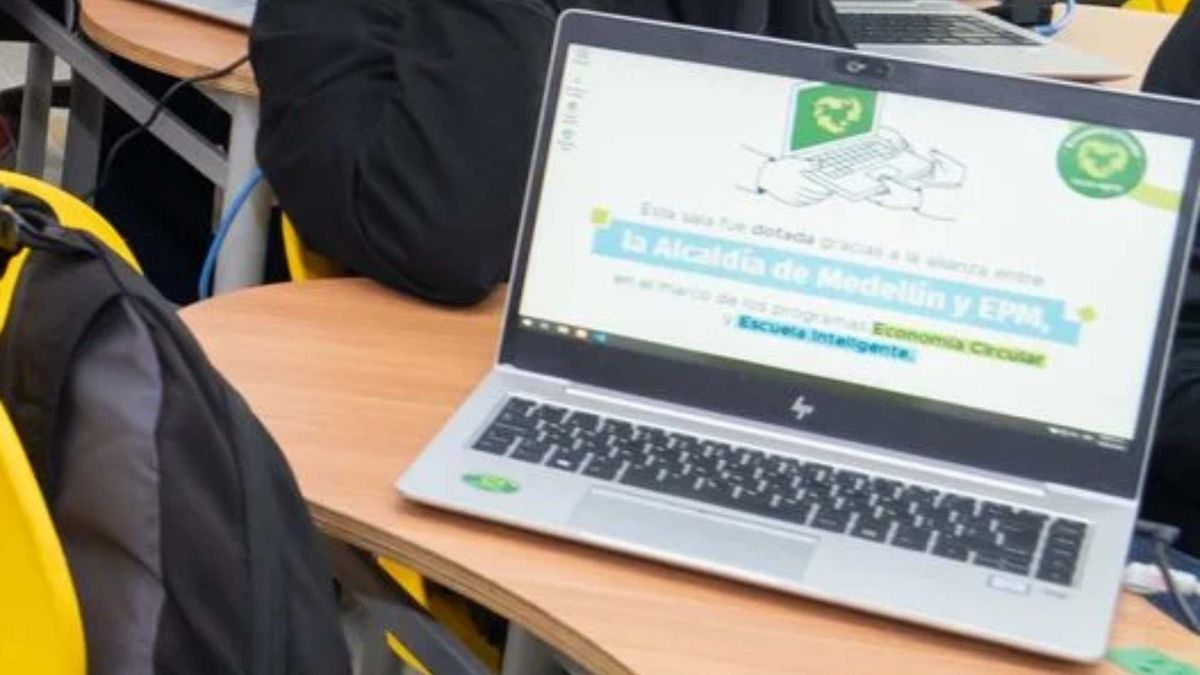 Entrega de computadores por EPM