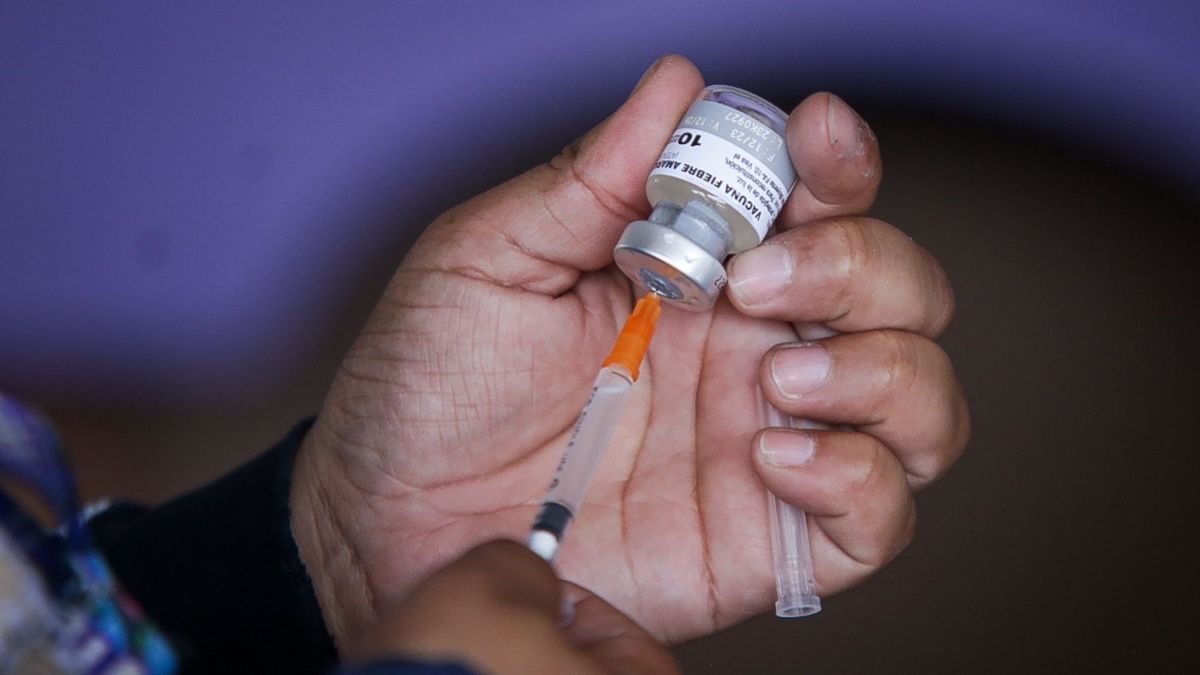 Enfermera preparando una dosis de medicamento para vacunar