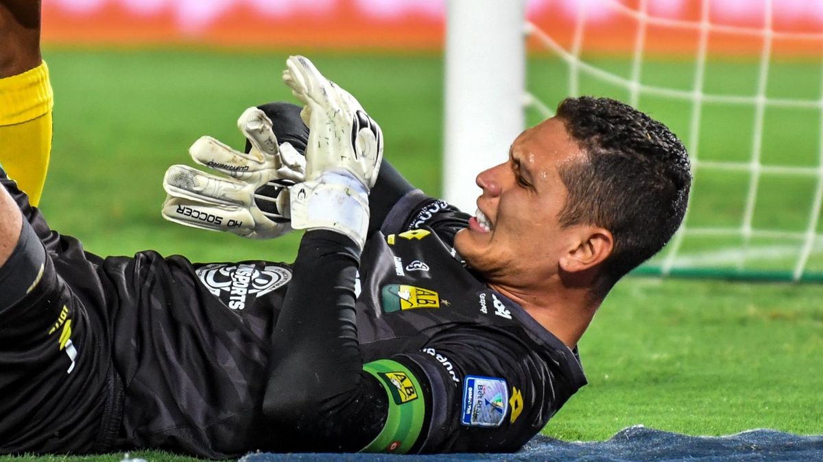 Aldair Quintana jugando con el Bucaramanga