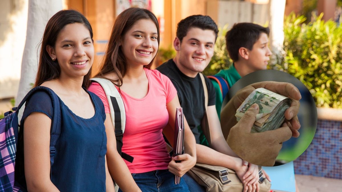 Jóvenes universitarios recibiendo dinero de crédito educativo