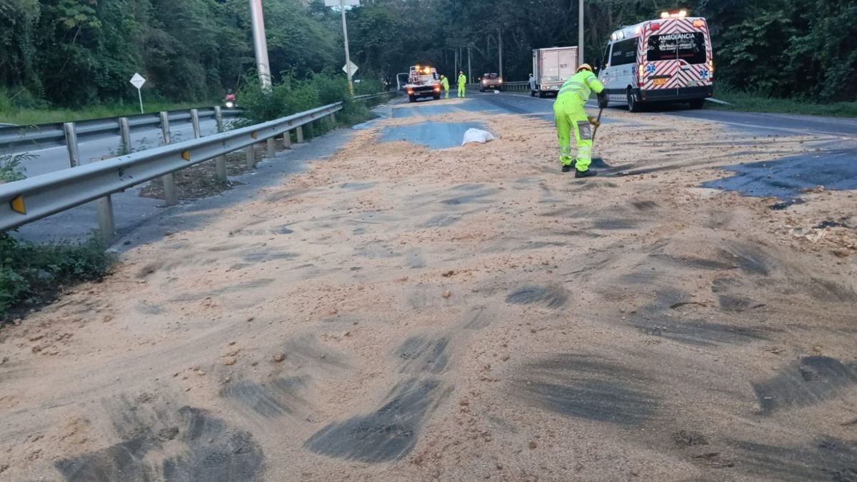 Autoridades trabajando para retirar el material derramado en la vía Girardot-Bogotá
