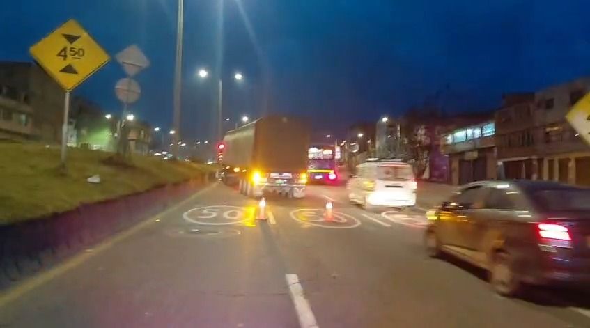 Camión varado en la vía al Llano