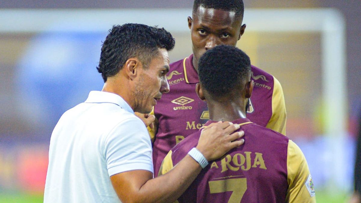 Lucas González hablando con sus jugadores del Tolima