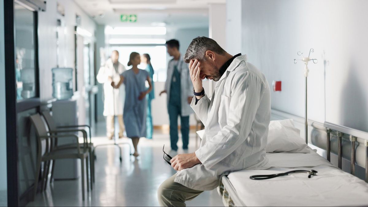 Médico estresado en una sala de hospital