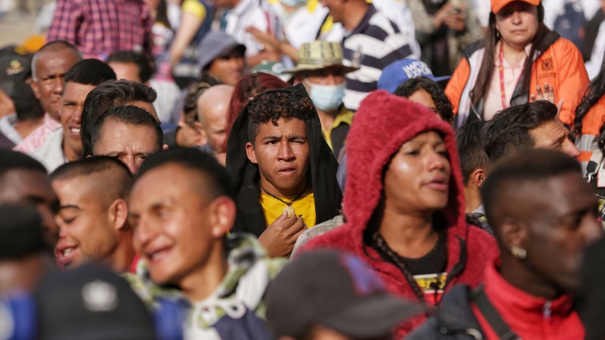 Habitantes de calle en una reunión