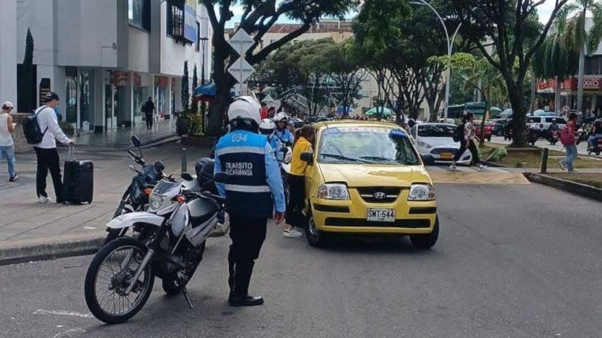 Control de tránsito en sector Acropolis, Bucaramanga